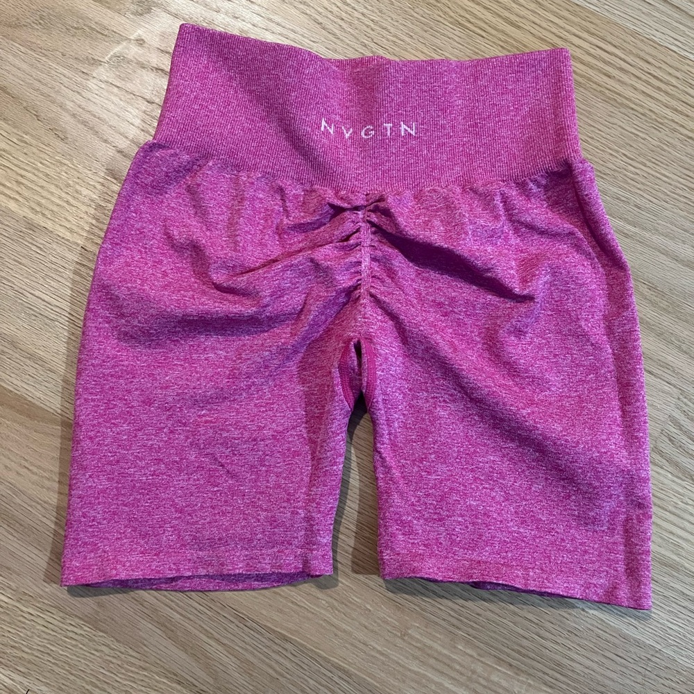 NVGTN FUCHSIA SCRUNCH SEAMLESS SHORTS